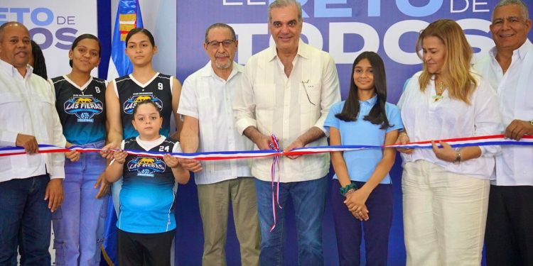 Abinader inaugura moderno techado escolar y deportivo en Sabana Larga