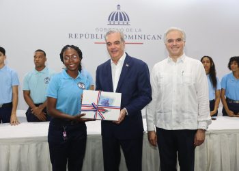 Abinader exhorta a jóvenes a prepararse en tecnología e idiomas para las carreras del futuro