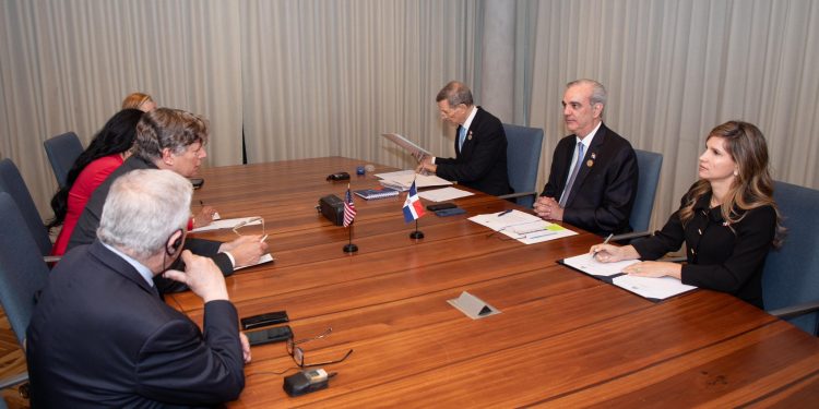 Abinader fortalece agenda diplomática con reuniones de alto nivel en Costa Rica