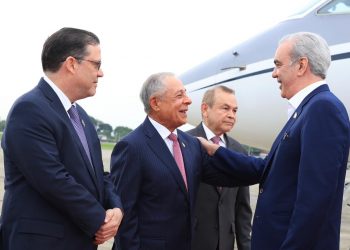 Abinader llega a Panamá para liderar agenda internacional sobre zonas francas e inversiones