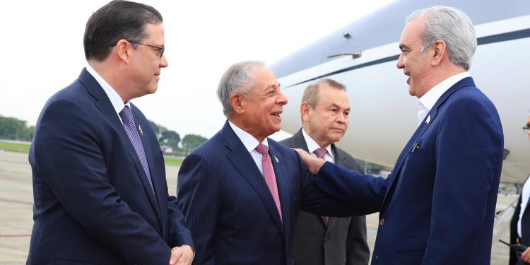 Abinader llega a Panamá para liderar agenda internacional sobre zonas francas e inversiones