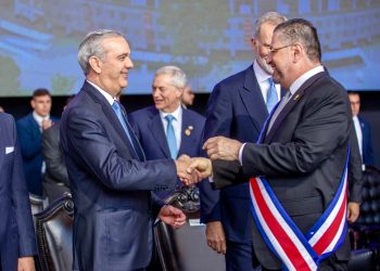 Abinader pone a Costa Rica como ejemplo regional en innovación y zonas francas