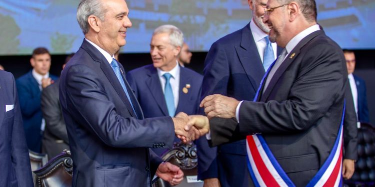 Abinader pone a Costa Rica como ejemplo regional en innovación y zonas francas