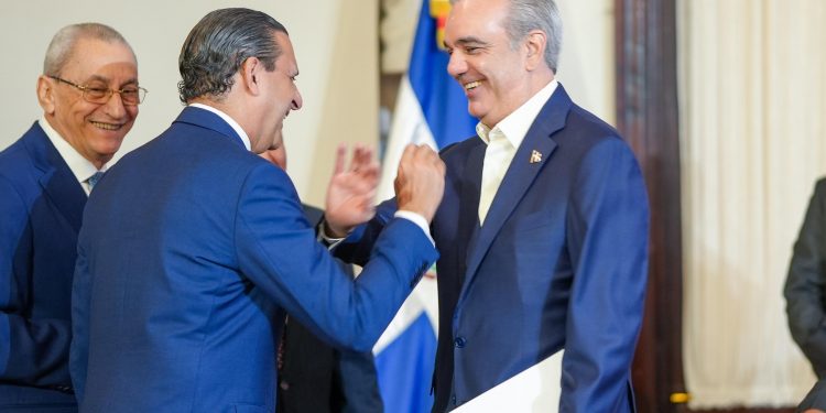 Abinader y FINJUS sellan alianza para fortalecer la institucionalidad y la seguridad jurídica del país