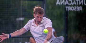 Álex Ruiz comparte con propietarios de Puntacana Resort en exclusiva jornada de pádel