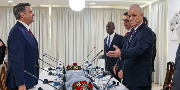 EE.UU. y Cuba intensifican contactos diplomáticos en medio de una profunda crisis en la isla