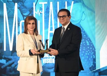 Daniel Rivera es reconocido por su trayectoria médica durante MediTalk Summit 2026