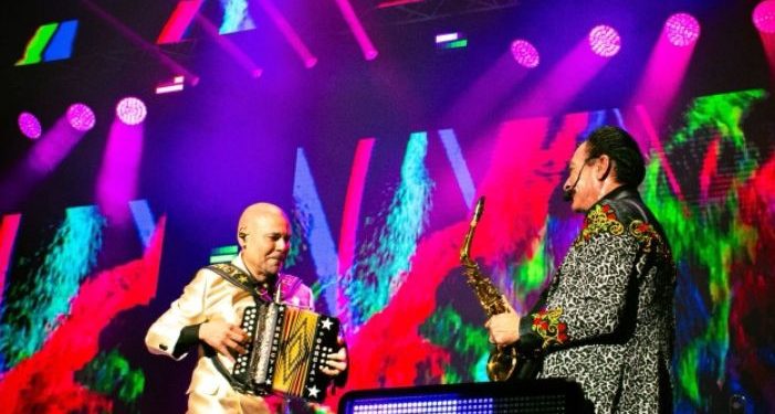 El Prodigio conquista al público en concierto de Los Tigres del Norte en Santo Domingo