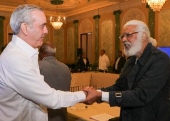 Gobierno activa diálogo permanente con transportistas para frenar alza del pasaje