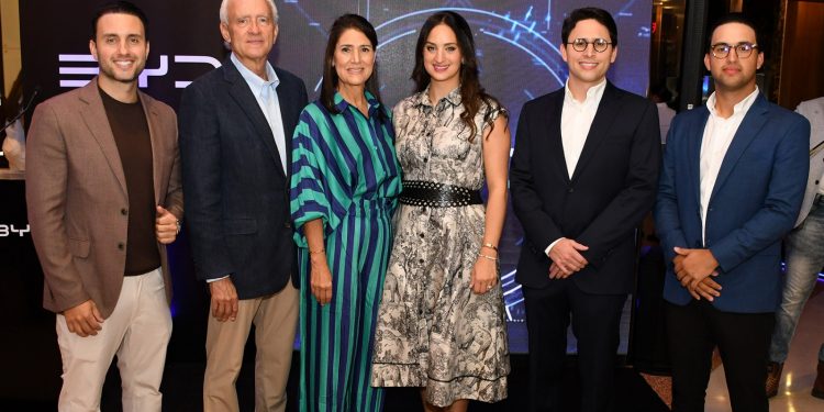 BYD y Peravia Motors lanzan en República Dominicana la nueva SUV súper híbrida ATTO 8