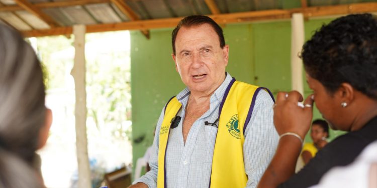 Michel Brukirer y Club de Leones llevan ayuda social a familias vulnerables de Puerto Plata