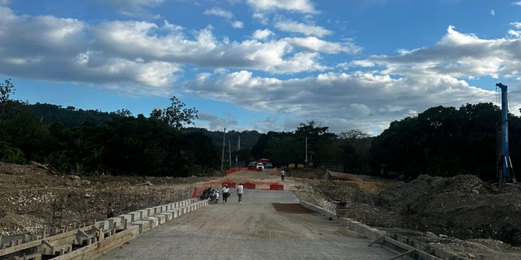 Obras Públicas habilitará paso provisional en Yásica mientras acelera construcción del puente sobre el río Camú
