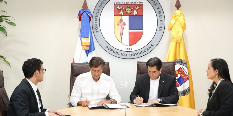 PUCMM y SAVANNA sellan alianza para impulsar industria de semiconductores en República Dominicana
