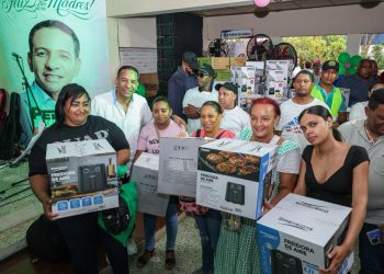 Pedro Jiménez homenajea a cientos de madres con regalos y música en el Distrito Nacional