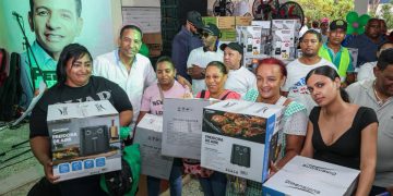 Pedro Jiménez homenajea a cientos de madres con regalos y música en el Distrito Nacional