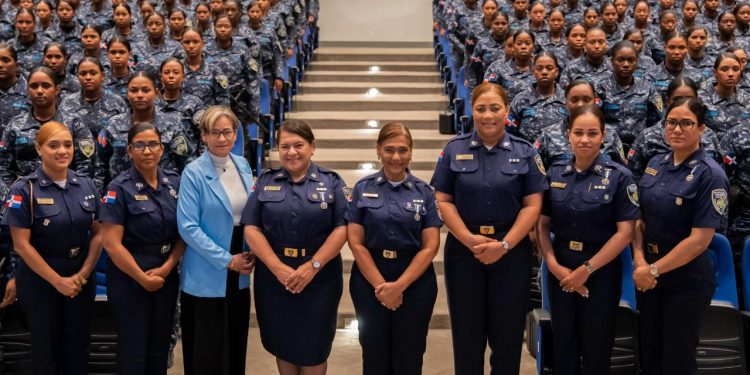 Policía Nacional fortalece liderazgo femenino con jornada formativa para más de mil aspirantes