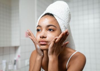 Expertos recomiendan no dormir maquillada para cuidar la salud de la piel
