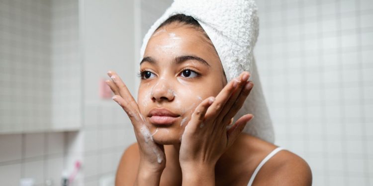 Expertos recomiendan no dormir maquillada para cuidar la salud de la piel