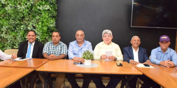 Proyecto de Francisco Javier García anuncia masiva juramentación en Santiago