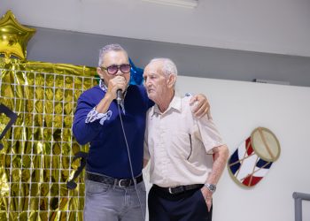 Rafa Rosario llena de música y emoción a adultos mayores en Ciudad Juan Bosch