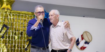 Rafa Rosario llena de música y emoción a adultos mayores en Ciudad Juan Bosch