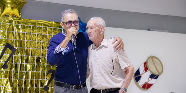 Rafa Rosario llena de música y emoción a adultos mayores en Ciudad Juan Bosch