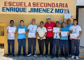 FEDOBAD reconoce a estudiantes destacados tras capacitación en bádminton escolar