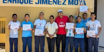 FEDOBAD reconoce a estudiantes destacados tras capacitación en bádminton escolar
