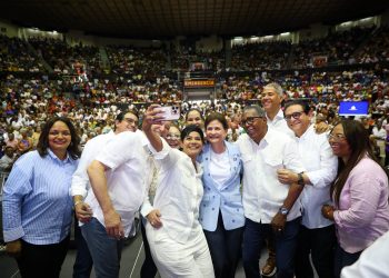 Raquel Peña encabeza multitudinario homenaje a más de 7,000 madres en Santiago