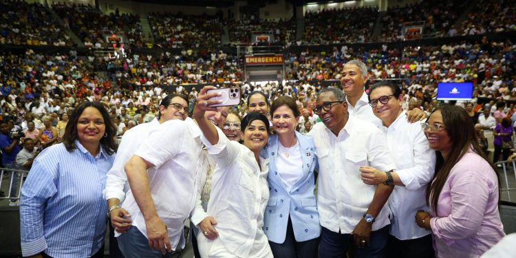 Raquel Peña encabeza multitudinario homenaje a más de 7,000 madres en Santiago