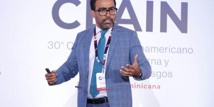 Experto advierte que crisis global obliga a la banca a fortalecer gestión de riesgos