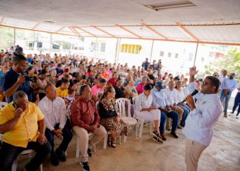 Madres de Baitoa reciben homenaje y regalos en emotiva celebración organizada por PROPEEP y DASAC