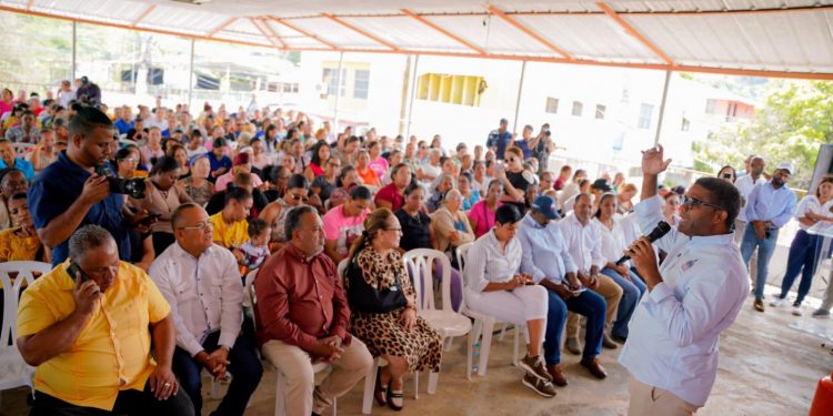 Madres de Baitoa reciben homenaje y regalos en emotiva celebración organizada por PROPEEP y DASAC