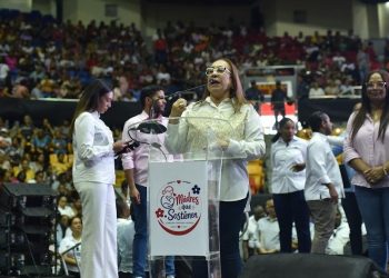 Rosa Santos demuestra fuerza organizativa en exitosa jornada “Madres que Sostienen” en Santiago