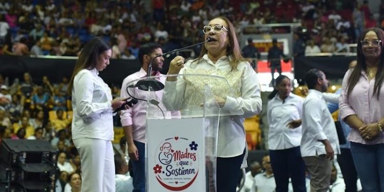 Rosa Santos demuestra fuerza organizativa en exitosa jornada “Madres que Sostienen” en Santiago
