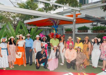 Creatividad y elegancia protagonizan la tradicional “Tarde de Sombreros” en Santiago
