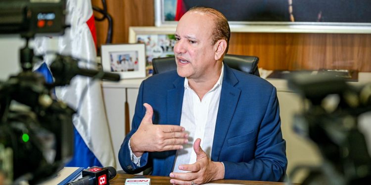 Ulises Rodríguez advierte que Santiago opera como una ciudad de más de un millón de personas