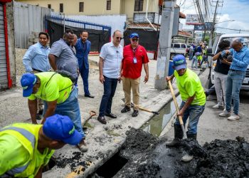 Ulises Rodríguez encabeza operativo de limpieza y llama a cuidar los espacios públicos en Santiago