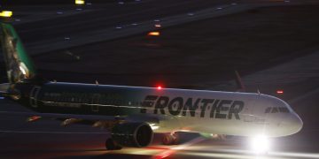 Impactante audio revela tragedia en aeropuerto de Denver tras atropello de un avión