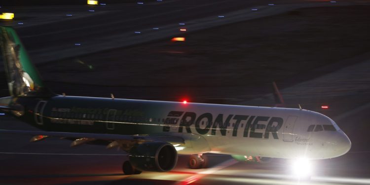 Impactante audio revela tragedia en aeropuerto de Denver tras atropello de un avión