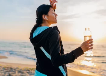 Expertos alertan sobre los riesgos de consumir agua de mar como bebida “saludable”