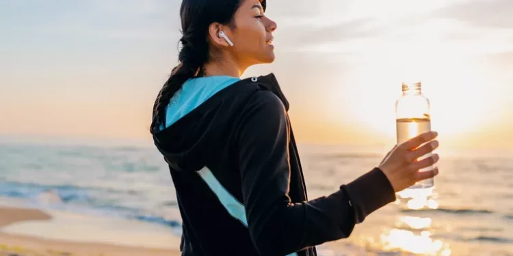 Expertos alertan sobre los riesgos de consumir agua de mar como bebida “saludable”