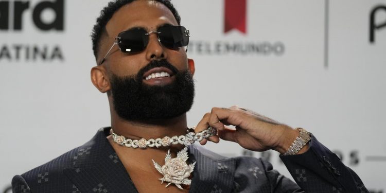 Eladio Carrión asegura que ya no quiere promover música que glorifique “cosas malas”