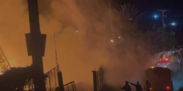 Voraz incendio destruye ocho viviendas en sector La Joya de Jarabacoa