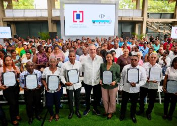 Abinader entrega más de mil títulos de propiedad y fortalece la seguridad jurídica de familias en Santo Domingo