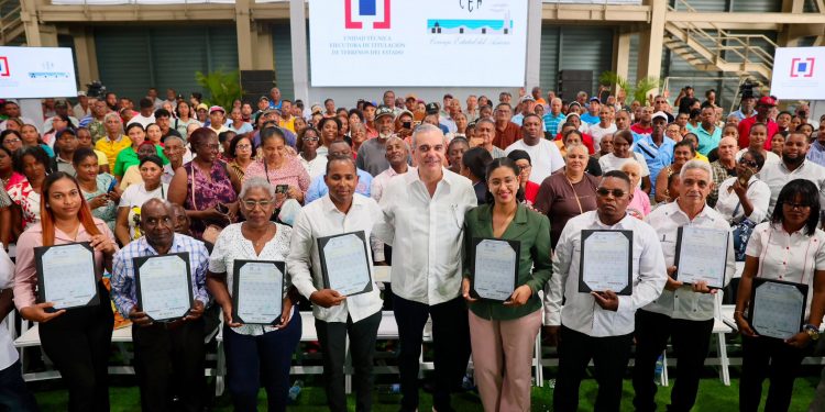 Abinader entrega más de mil títulos de propiedad y fortalece la seguridad jurídica de familias en Santo Domingo