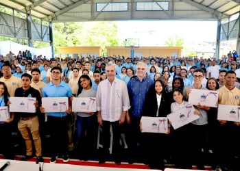 Abinader motiva a estudiantes de Santiago a prepararse en inglés, tecnología y valores