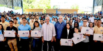 Abinader motiva a estudiantes de Santiago a prepararse en inglés, tecnología y valores