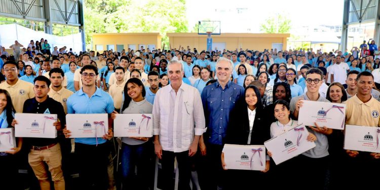 Abinader motiva a estudiantes de Santiago a prepararse en inglés, tecnología y valores