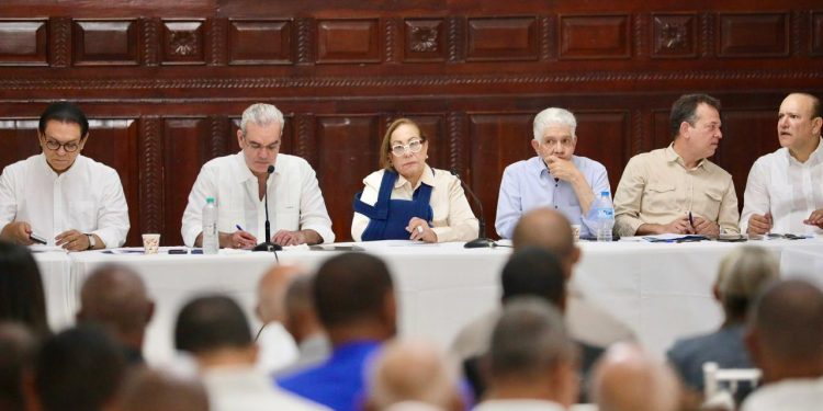 Abinader pasa balance a proyectos de Santiago junto a líderes comunitarios